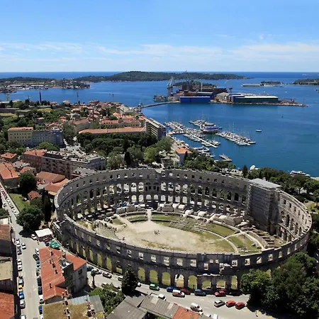 Family Friendly With A Swimming Pool - 7610 Apartment Pula