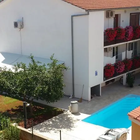 Apartment Family Friendly With A Swimming Pool - 7610 Pula
