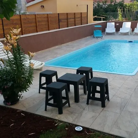 Apartment Family Friendly With A Swimming Pool - 7610 Pula