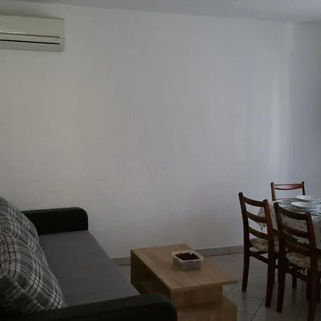 Apartment Family Friendly With A Swimming Pool - 7610