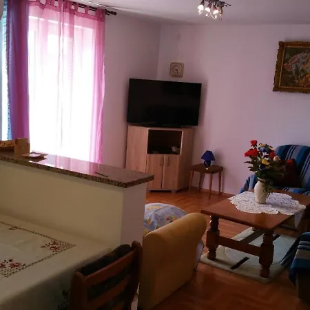 Family Friendly With A Swimming Pool - 7610 Apartment Pula